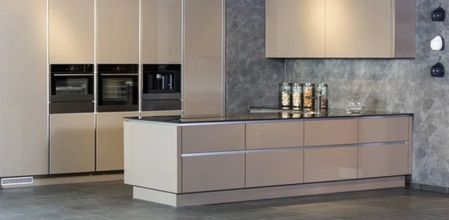 Попрощайтеся з білими кухнями: головні тренди інтер’єру цієї весни, які змінять ваш дім - фото 606805