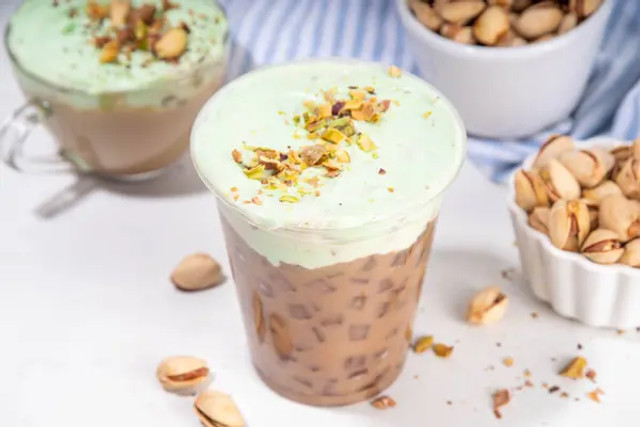 Фісташкове лате вдома за 5 хвилин: як приготувати трендовий напій із ніжною пінкою - фото 606816