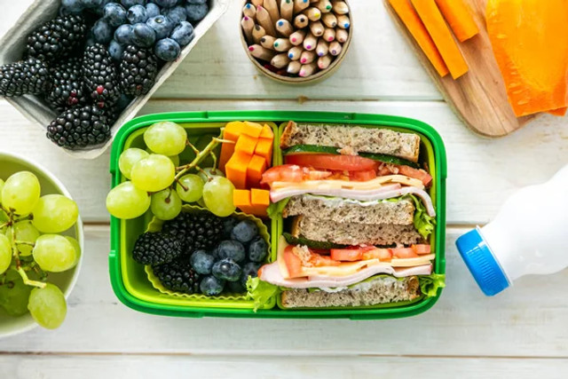 Що покласти у ланч-бокс школяру: 10 ідей, які дадуть енергію на весь день - фото 606823
