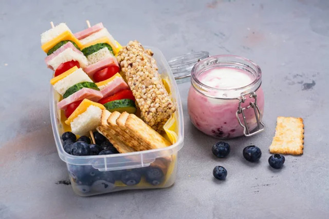 Що покласти у ланч-бокс школяру: 10 ідей, які дадуть енергію на весь день - фото 606825