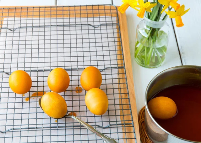 Готуємося до Великодня: як пофарбувати яйця в яскравий жовтий колір без хімії - фото 606878