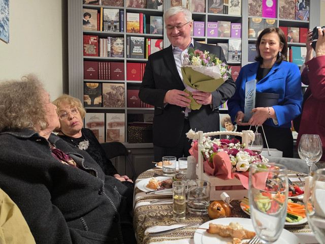 Андрій Сибіга вручив Ліні Костенко держвідзнаку - фото 607587