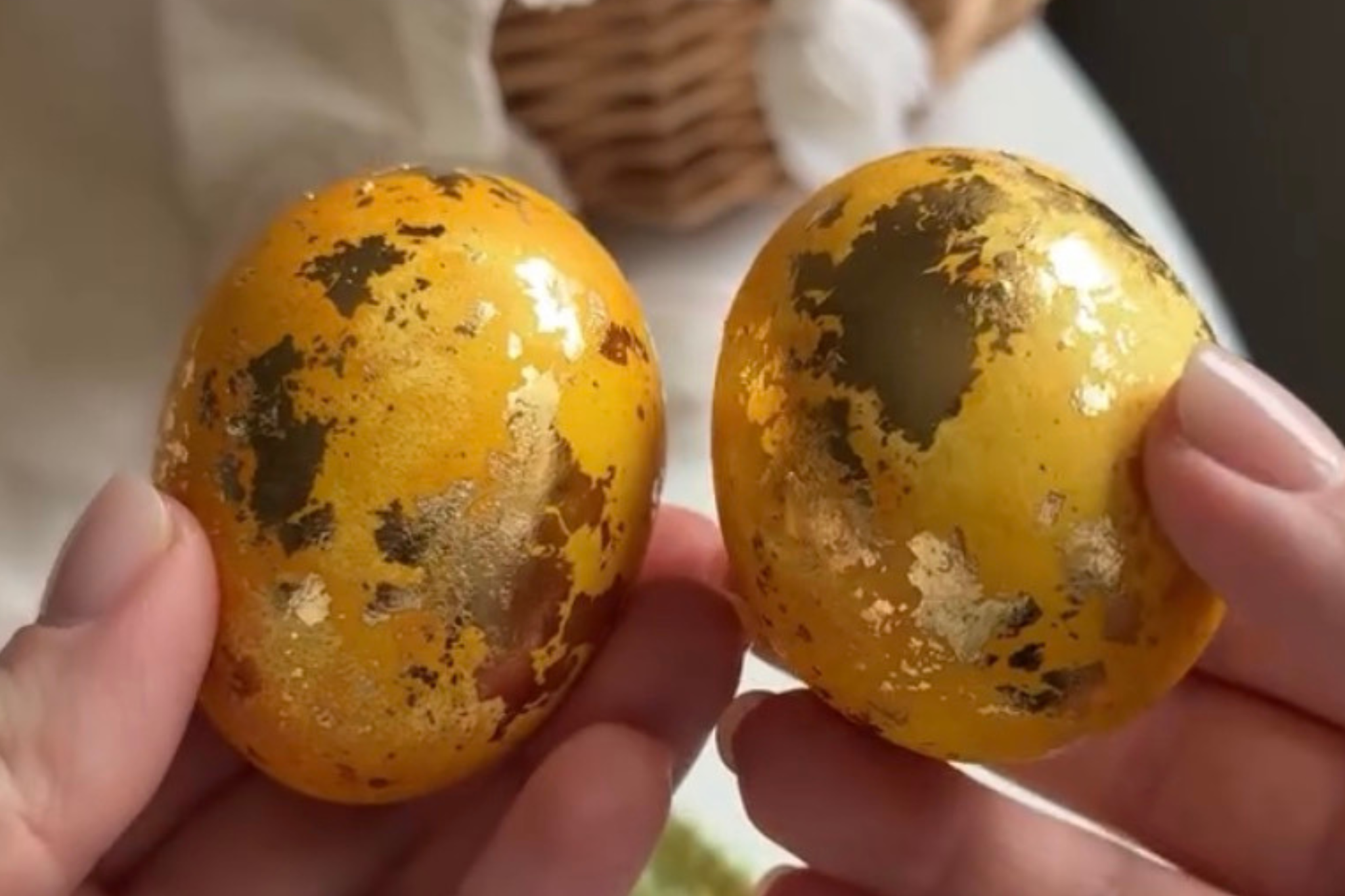 Як пофарбувати яйця куркумою - фото 1