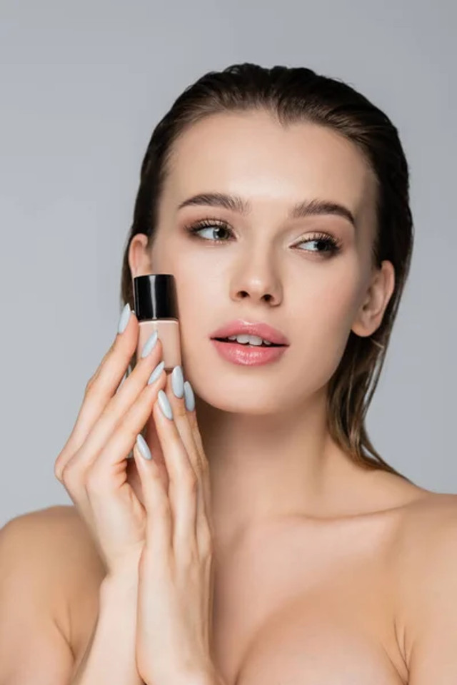 Тональний крем лягає ідеально: як правильно наносити, щоб уникнути сухості - фото 607925