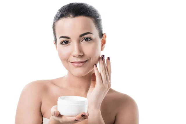 Зіпсуєте навіть дорогий макіяж: яку помилку допускають майже всі і як її уникнути - фото 608732