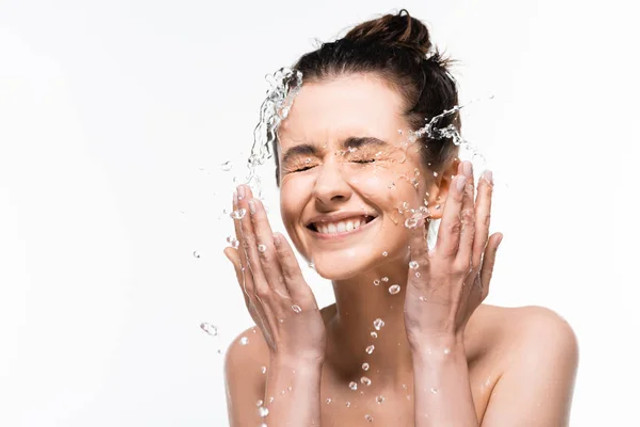 Вмивання мінералкою замість води з-під крана: чи справді це зробить шкіру сяючою - фото 609486