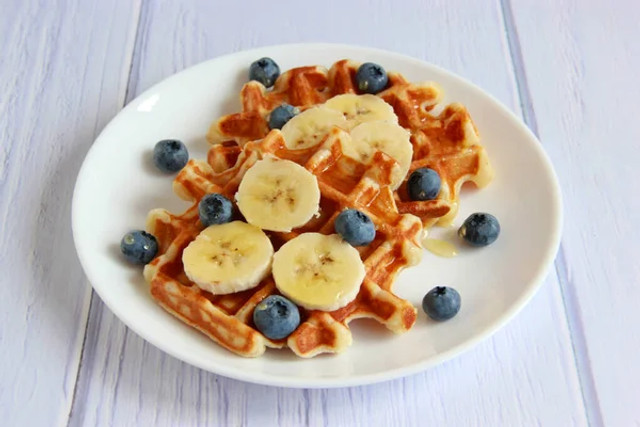 Пісні бананові вафлі на сніданок: як приготувати ніжну випічку без яєць і молока - фото 609498