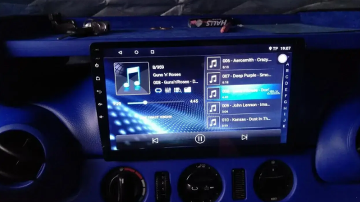 Штатна мультимедіа для авто: чому варто замінити заводську магнітолу - фото 1