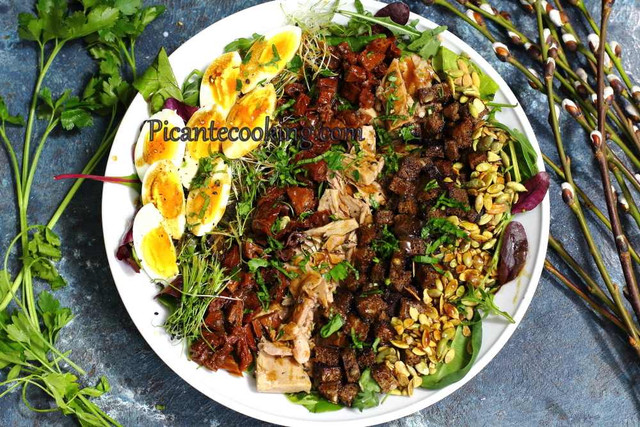 Салат з тунцем, житніми грінками та яйцями - фото 610361