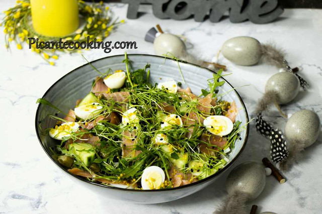 Салат з лососем та мікрогріном  - фото 610362