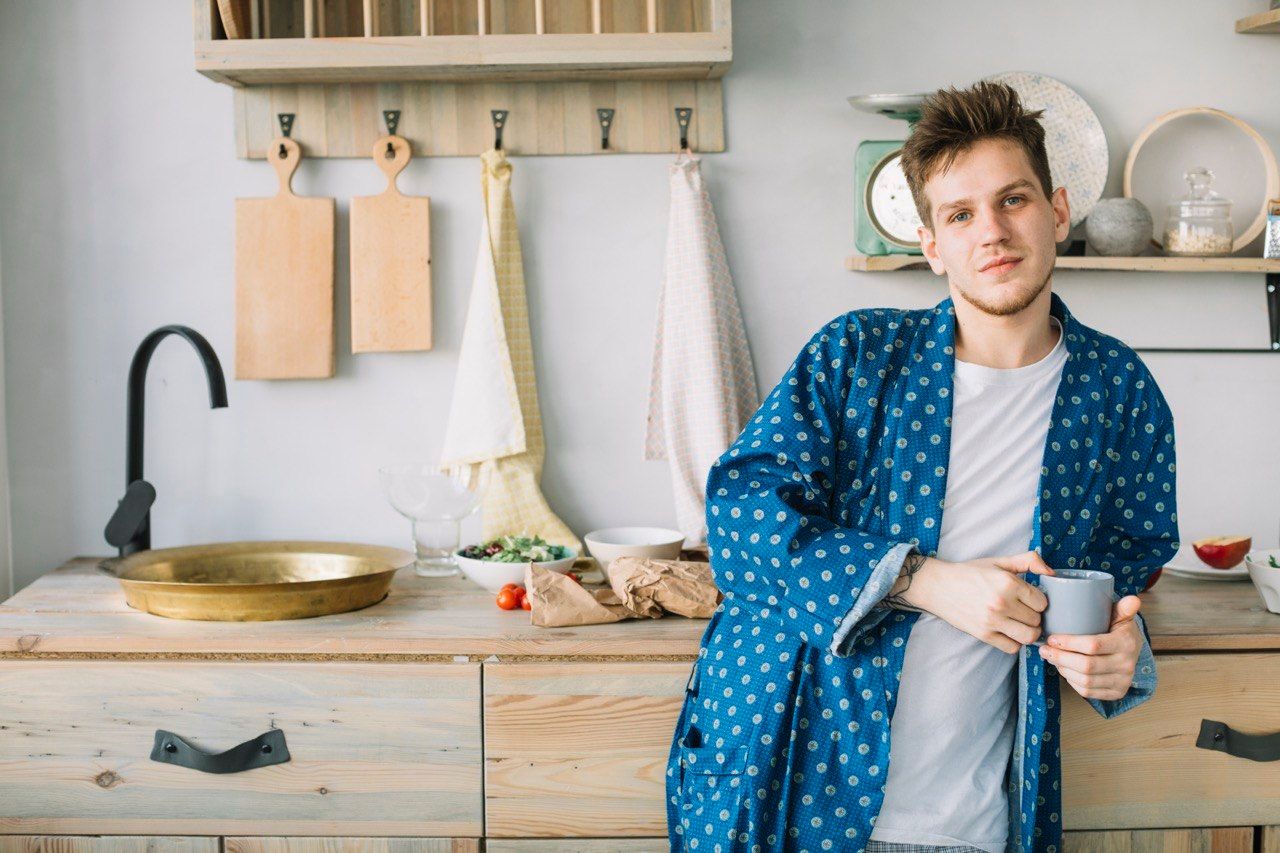 Як прибрати запах риби та часнику з посуду - фото 1