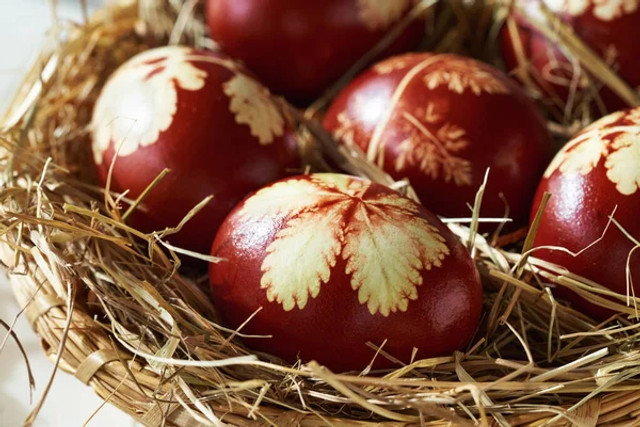 Як пофарбувати яйця цибулевим лушпинням: простий спосіб створити натуральні крашанки - фото 611271