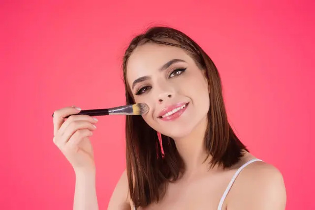 Виглядатиме дорого і ніжно: як зробити ідеальний макіяж на Великдень вдома - фото 611463