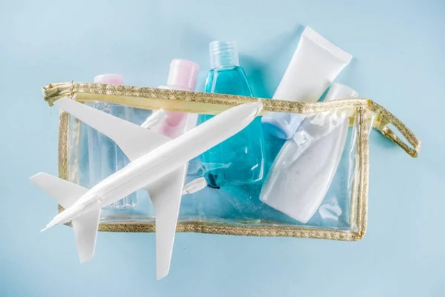 Ваша косметика полетить у смітник: які засоби суворо заборонено брати в салон літака - фото 611488