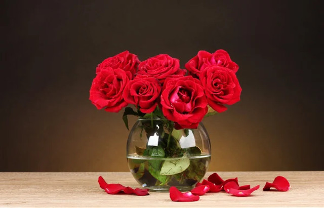 Навіщо класти мідний дріт у вазу з трояндами: простий трюк, який продовжить життя букету - фото 611633