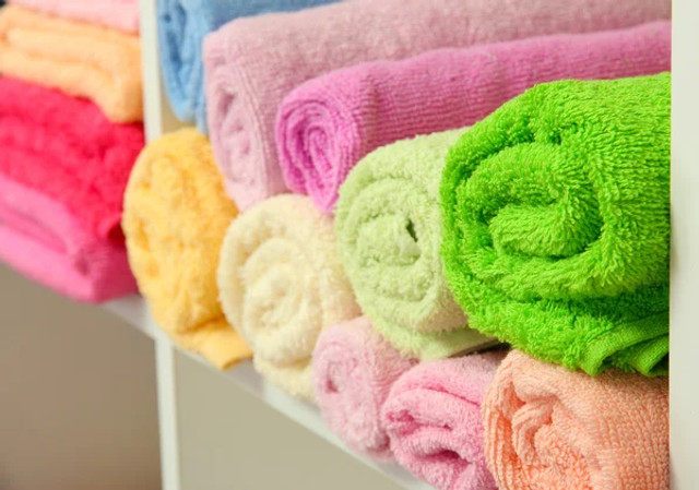 Як прибрати затхлий запах рушників після прання: простий спосіб, який справді працює - фото 611688
