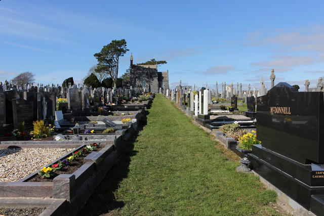 Не обертайтеся й не залишайте їжу: головні заборони на Проводи, про які забувають - фото 611879