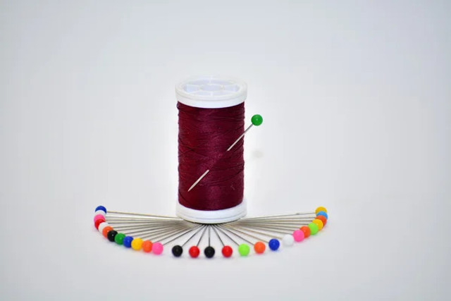 Булавка чи шпилька: як правильно називати звичну річ в українській мові - фото 612088