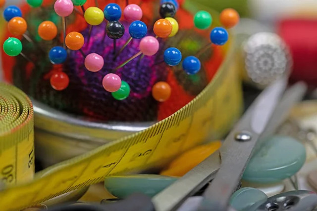 Булавка чи шпилька: як правильно називати звичну річ в українській мові - фото 612090