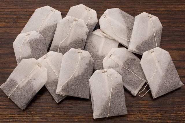 Чайні пакетики не викидайте: як вони допоможуть омолодити шкіру та доглянути за тілом - фото 612097