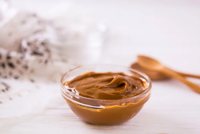 Секрет ідеальної карамелі: соус, який перетворить будь-який десерт на шедевр - фото 612100