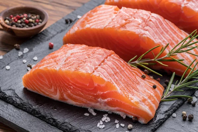Яка риба корисніша – лосось чи скумбрія: де більше омега-3 і що обрати для здоров’я - фото 612275