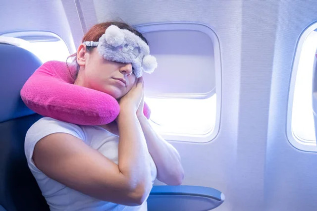 Як заснути в літаку без стресу: секрети стюардеси для комфортного перельоту - фото 612421