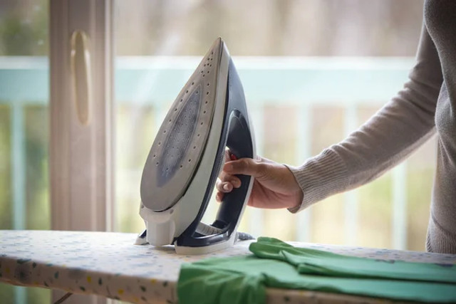 Як очистити праску від нагару за кілька хвилин: засіб знайдеться в домашній аптечці - фото 612752