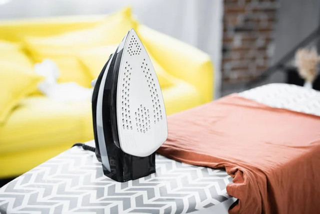 Як очистити праску від нагару за кілька хвилин: засіб знайдеться в домашній аптечці - фото 612753