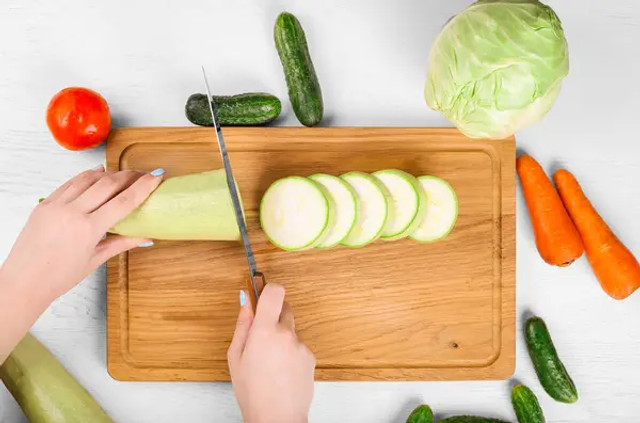 Кабачки не можна чистити металевим ножем: 3 причини, про які мало хто знає - фото 613102