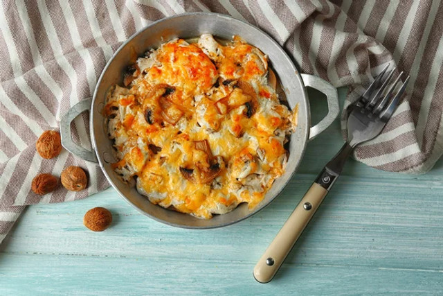 Жульєн в аерогрилі за 25 хвилин: як приготувати ситний обід із куркою та грибами - фото 613107