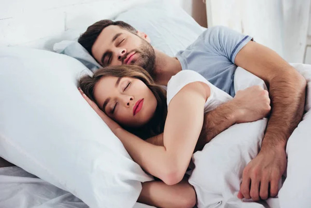 Чому поруч із коханою людиною легше заснути: вчені назвали несподівану причину - фото 613230