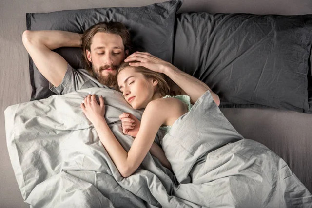 Чому поруч із коханою людиною легше заснути: вчені назвали несподівану причину - фото 613231
