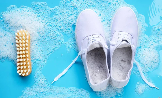 Біла підошва знову сяятиме: як очистити кросівки зубною пастою за 10 хвилин - фото 613234