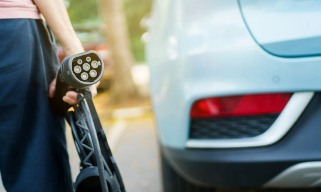 Які звички під час зарядки електромобіля скорочують ресурс акумулятора? - фото 613321