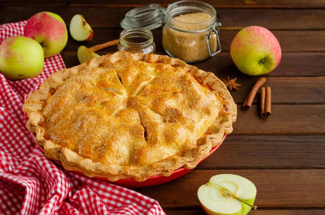 Яблук більше, ніж тіста: як приготувати ніжний іспанський пиріг до чаю - фото 614536