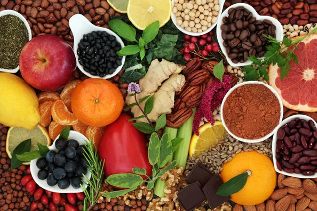 Продукти для довголіття: які продукти з флавоноїдами варто додати до раціону вже сьогодні - фото 625592