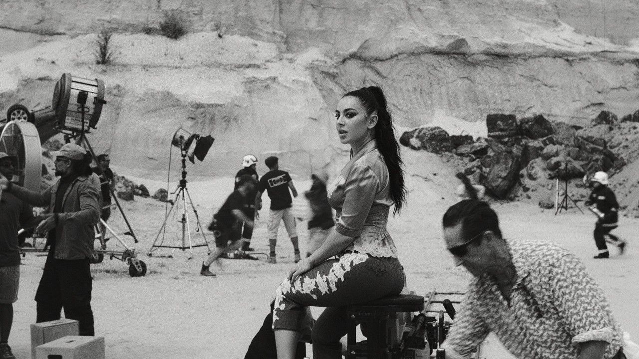 Charli XCX випустила пісню Camera - фото 1