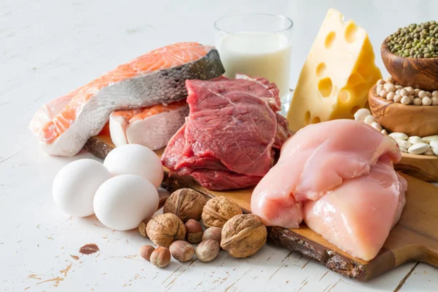4 продукти, які допоможуть зберегти зуби здоровими: що варто додати до свого раціону - фото 635337