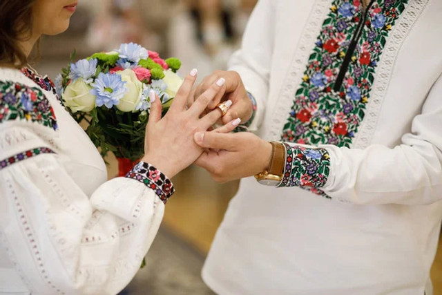 8 українських весільних традицій: як давні обряди оживають на сучасних святах - фото 663900