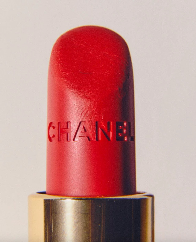 Червона помада повертається в тренди завдяки Chanel: як ми носитимемо її далі - фото 664917