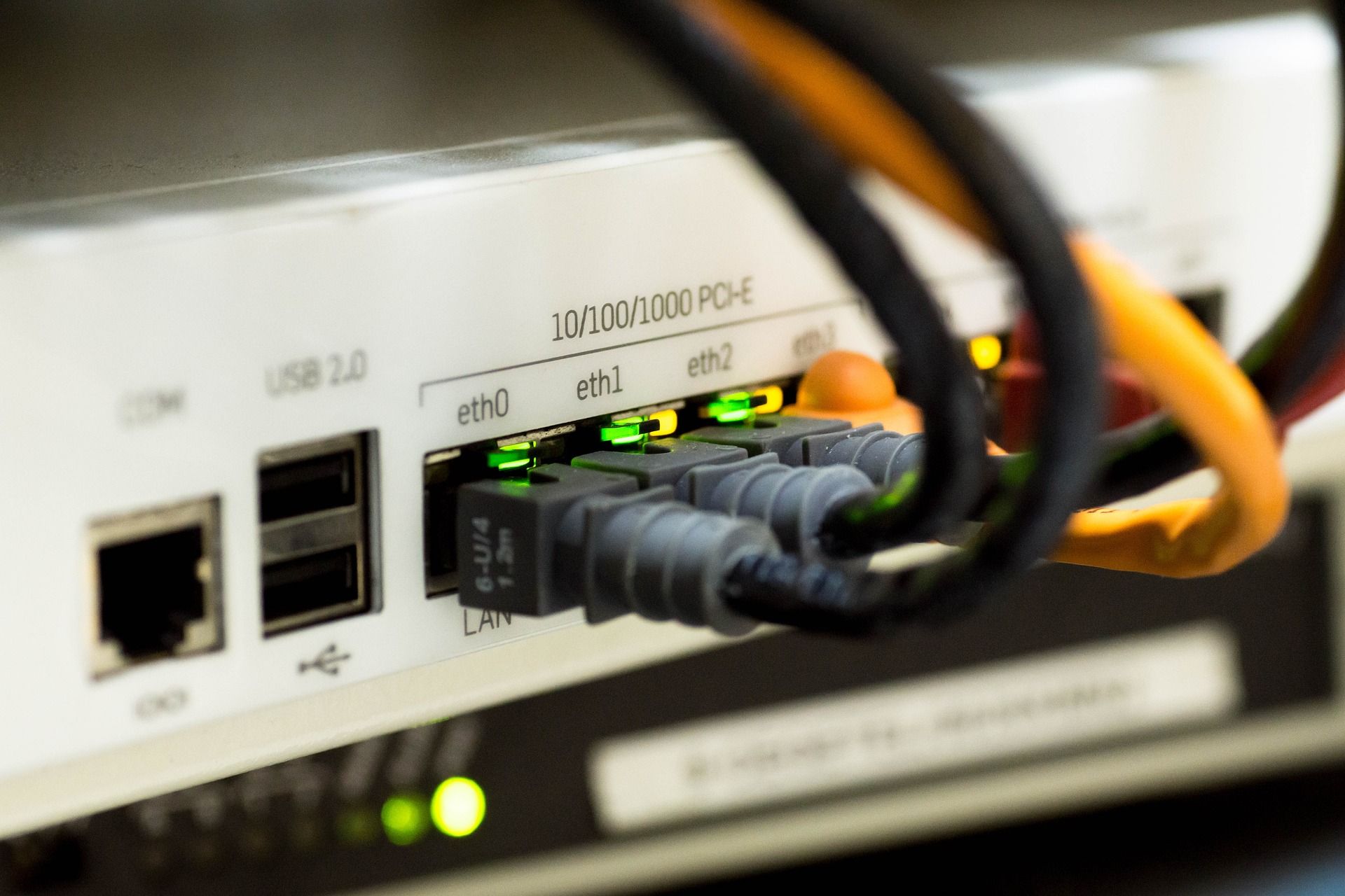 Чому раптово гальмує Wi-Fi: проста перевірка роутера, яка виявить «чужинців» - фото 1